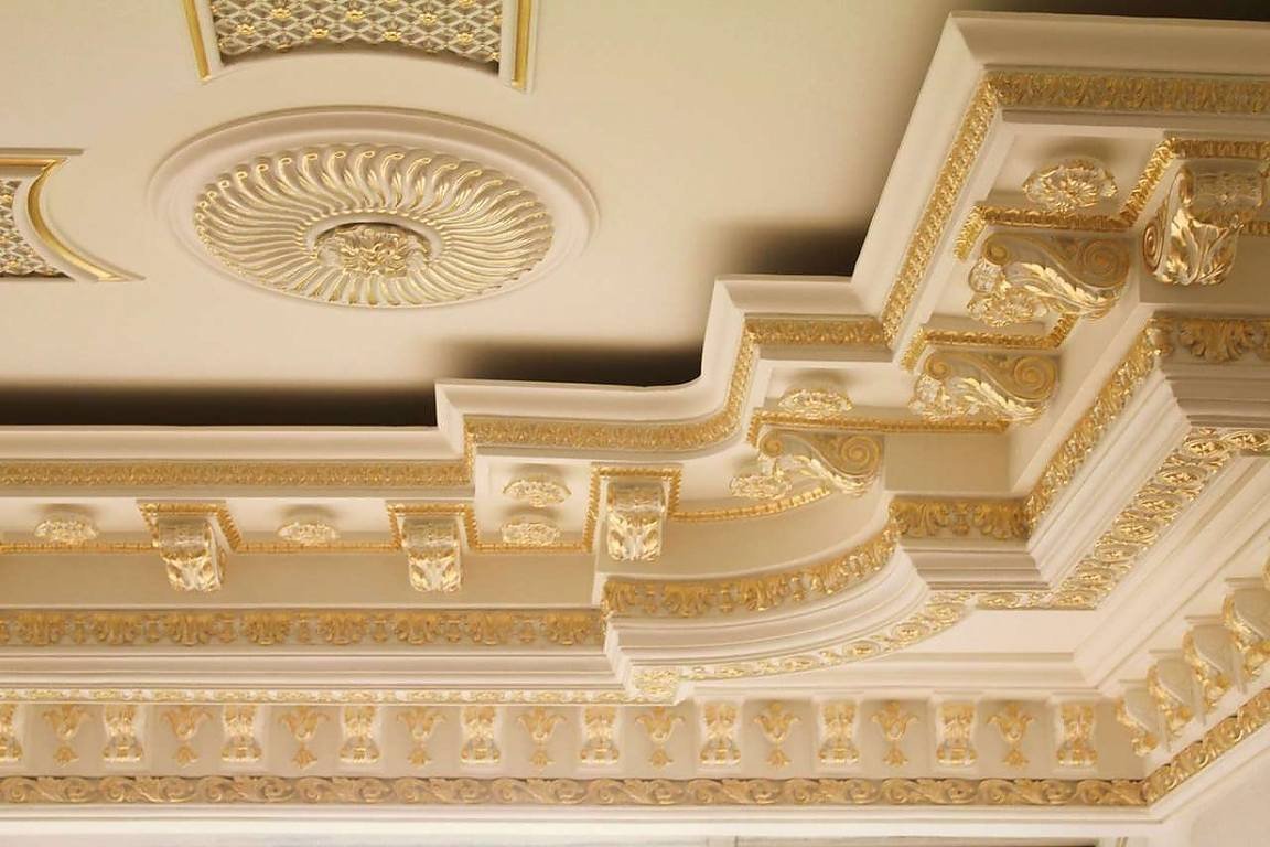 Гипсовый потолок с резьбой для классических интерьеров